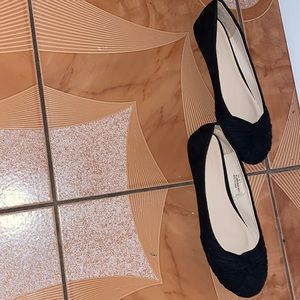 I’m selling black flats
